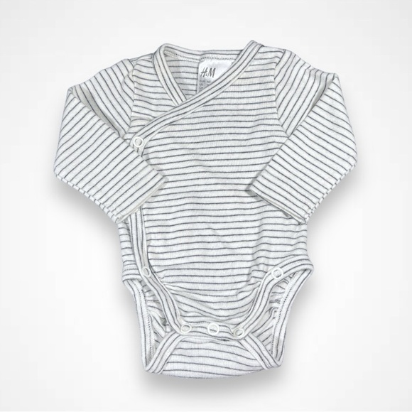 4/$20 H&M black Stripes Onesie - Picture 1 of 4